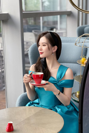 亲嘴的时候一边摸一边亲胸