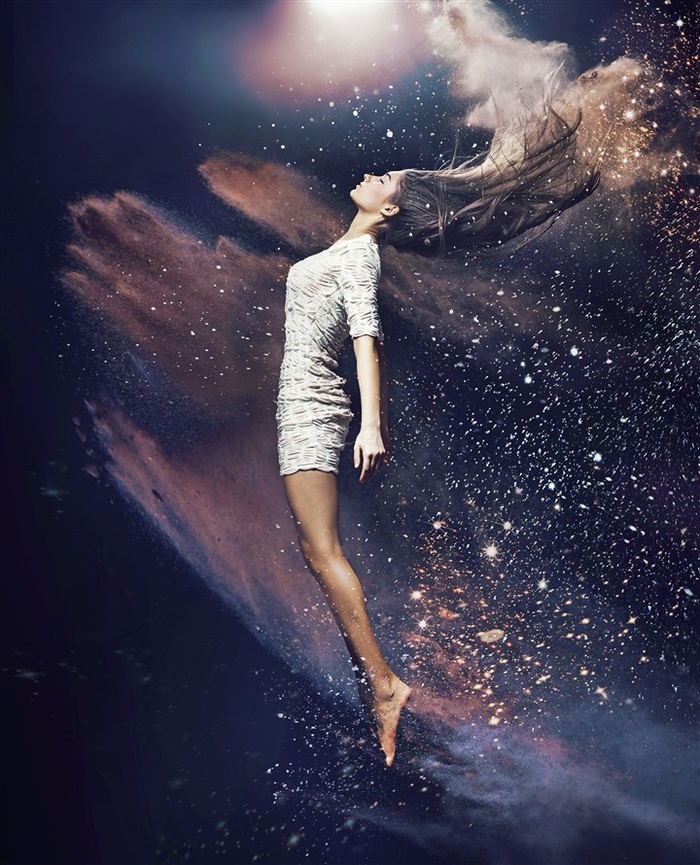 美女在男人身上热舞